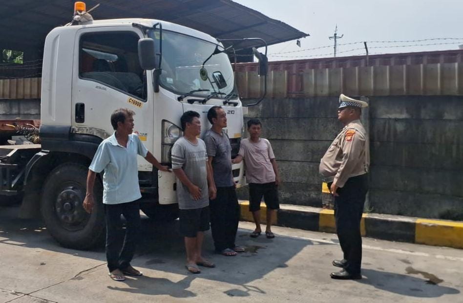 Polsek Kalibaru Polres KP3 Tanjung Priok, Edukasi Sopir Truk Soal Keselamatan Berlalu Lintas