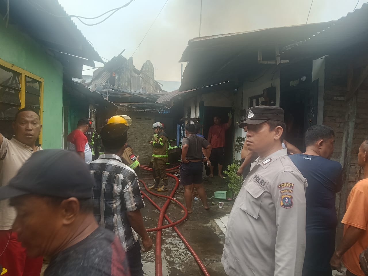 KEBAKARAN DI KOMPLEK PJKA BLOK B5 KELURAHAN GAHARU KECAMATAN.MEDAN TIMUR.